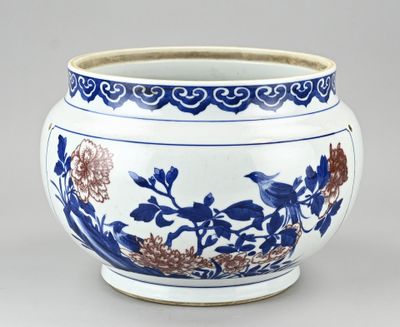 Vase chinois en porcelaine bleue et blanche orné de fleurs et de rinceaux