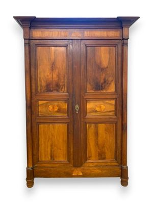 Armoire en noyer ouvrant à 2 vantaux découvrant 3 étagères d…