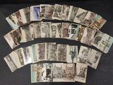 un lot de vieilles cartes postales posées sur une table
