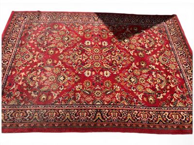 un tapis rouge à motifs floraux
