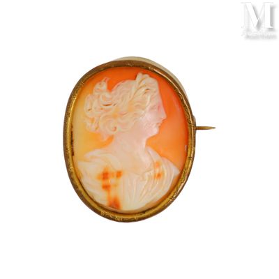 Broche camée Broche en métal doré, ornée d'un camée coquille…