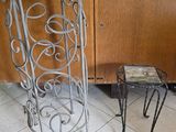 une petite table et un petit tabouret dans une pièce