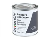 le pot de peinture est posé sur une surface blanche