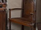 deux chaises et une table dans le coin d'une pièce