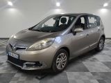 la voiture argentée est garée sur un sol en damier dans le garage