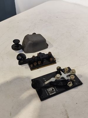 une table blanche sur laquelle se trouve un objet noir