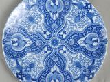 une assiette bleue et blanche ornée d'un motif floral