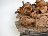 une statue représentant une femme entourée de pots et d'autres objets