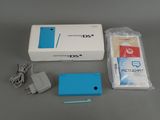 une boîte contenant le contenu d'une console Nintendo DS