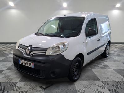 la camionnette blanche est garée sur le sol en damier d'une pièce