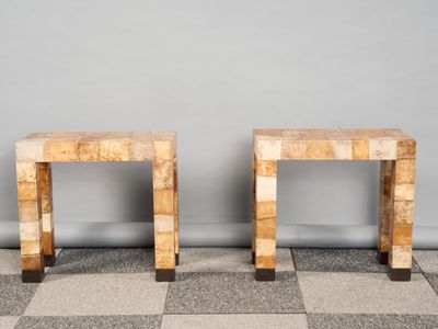 une paire de tables d'appoint en marbre posées sur un sol en damier