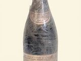 une bouteille de vin posée sur une table