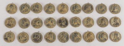 une vaste collection de médailles d'or sur lesquelles figurent des portraits de personnes