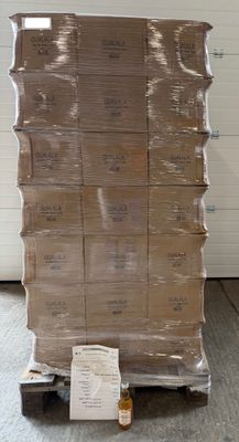 une grande pile de cartons posée sur une palette