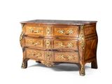 une commode en bois avec un plateau en marbre
