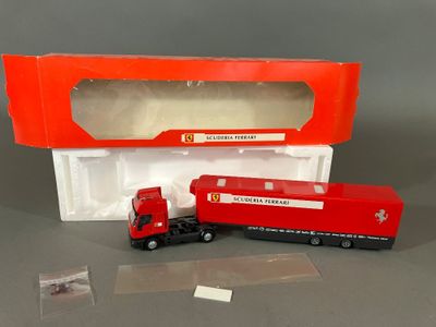 un petit camion rouge et un petit camion rouge dans une boîte