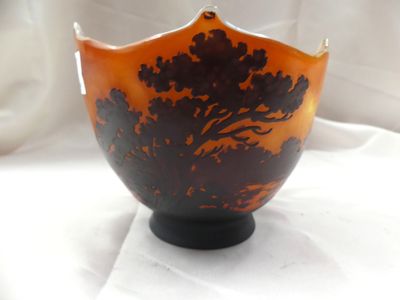 un vase marron et noir orné d'un arbre