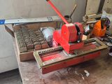 une machine posée sur une table dans une pièce