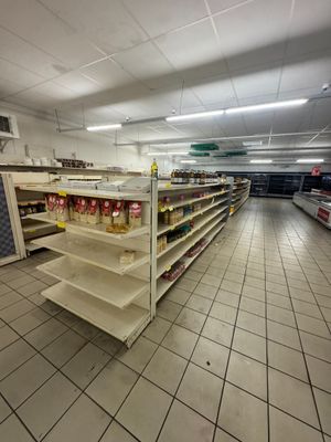 de nombreux rayons du magasin où il n'y a personne