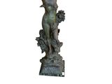 statue en bronze représentant une femme tenant un oiseau sur la tête