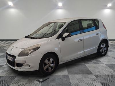 la photo d'une voiture blanche garée dans un garage