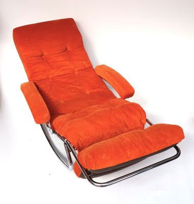 un fauteuil inclinable orange posé sur un sol blanc