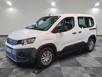 la photo d'une camionnette blanche garée sur un sol en damier