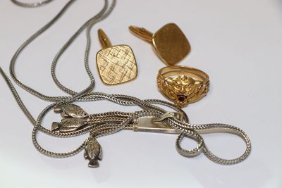 de nombreux bijoux en or et en argent posés sur une table blanche