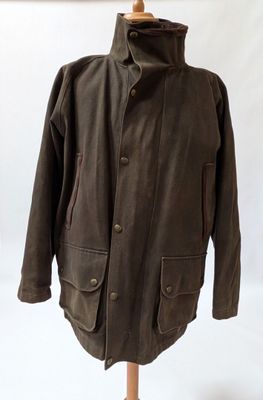 une photo d'une veste marron sur un présentoir pour mannequin