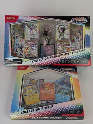 Deux boîtes de cartes à collectionner Pokémon sont posées sur une table.