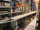 une pièce remplie d'étagères et d'outils