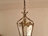 une lampe suspendue au plafond de la pièce