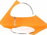 une lampe posée sur une feuille de papier orange