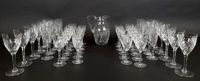 beaucoup de verres à vin et un pichet sur la table