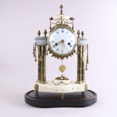 une horloge posée sur une table
