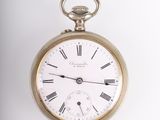 une montre de poche en or avec des chiffres romains sur le cadran