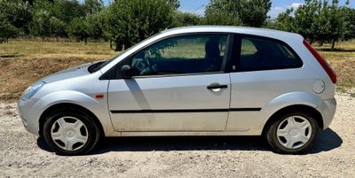 une petite voiture argentée garée sur le bord de la route