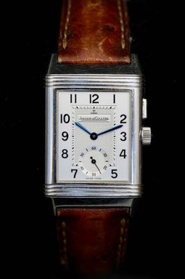 gros plan d'une montre sur fond noir