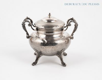 une théière ancienne en métal argenté sur son socle, avec son couvercle