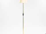 une lampe posée sur une table, à côté d'une autre lampe