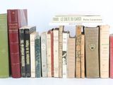 beaucoup de livres qui traînent sur une étagère