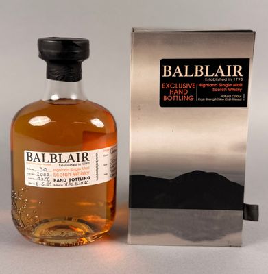 La bouteille de Balblaar se trouve à côté de la boîte qui contient son contenu.