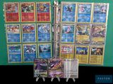 de nombreux types de cartes de pokemon affichées sur le mur