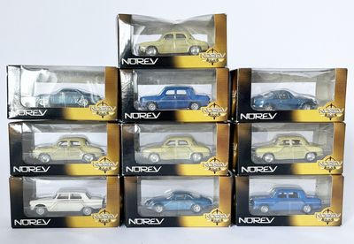 de nombreux modèles de voitures différents dans les boîtes