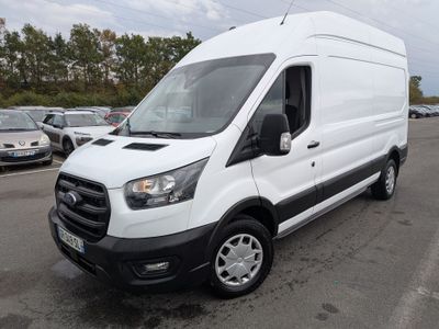 la camionnette blanche est garée dans un parking avec d'autres voitures