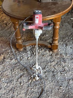 une petite table sur laquelle est posée une perceuse
