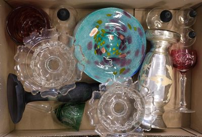 une boîte remplie d'objets en verre qui se trouvent à l'intérieur