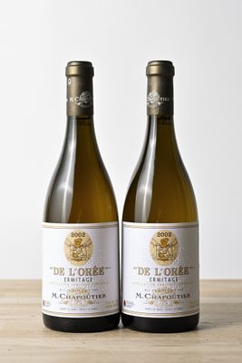 deux bouteilles de vin blanc posées sur une table en bois