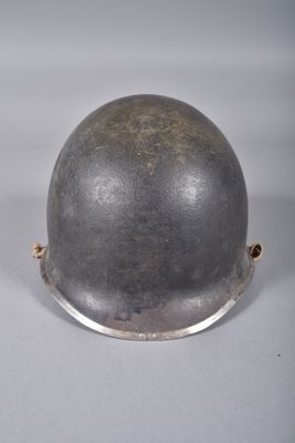 une image représentant un casque argenté posé sur une table blanche