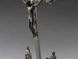 une image représentant une statue en argent de Jésus sur une croix